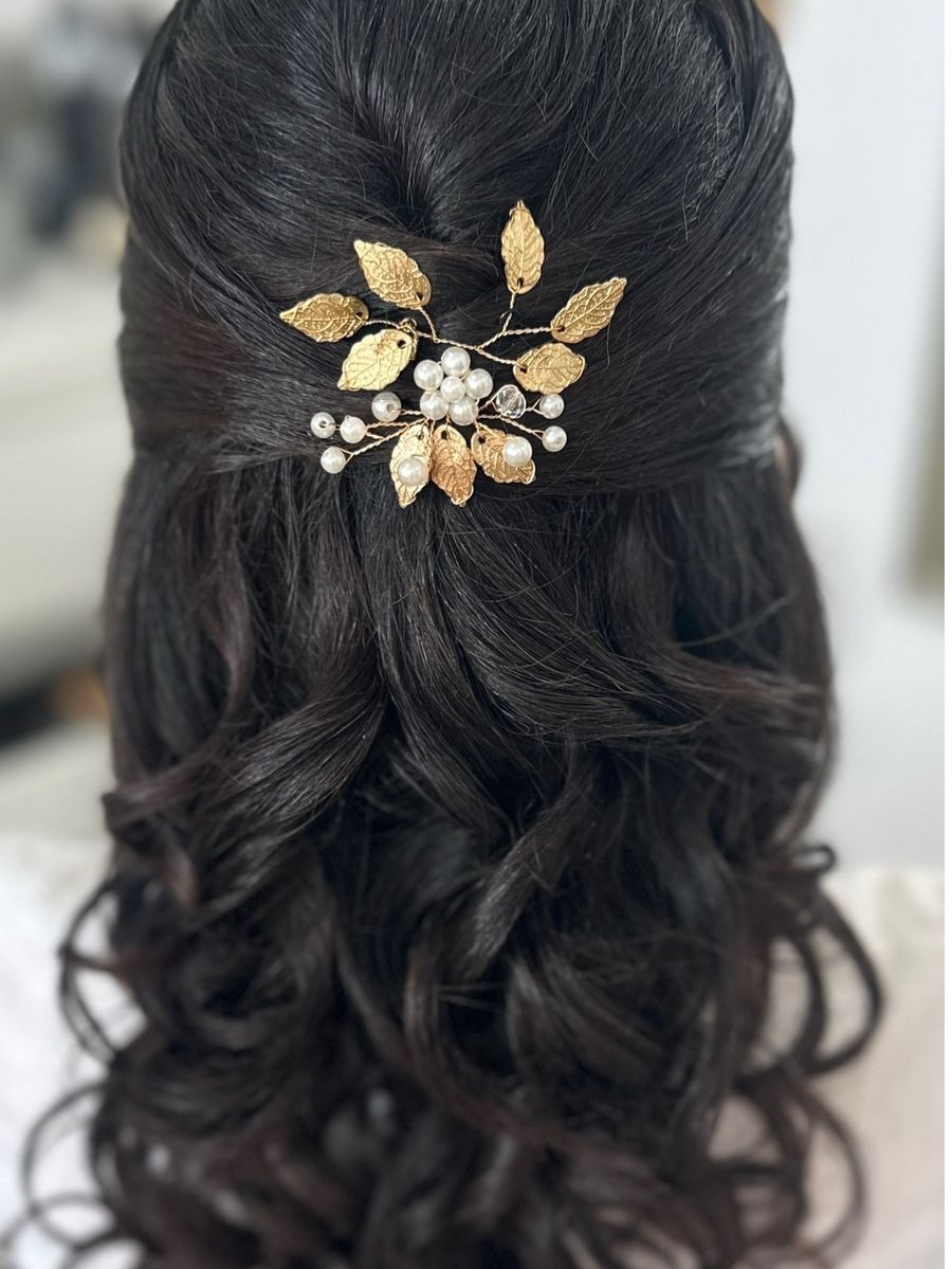 Polorozpustený svadobný účes s kučerami a zlatou ozdobou s lístkami, DeMys hair
